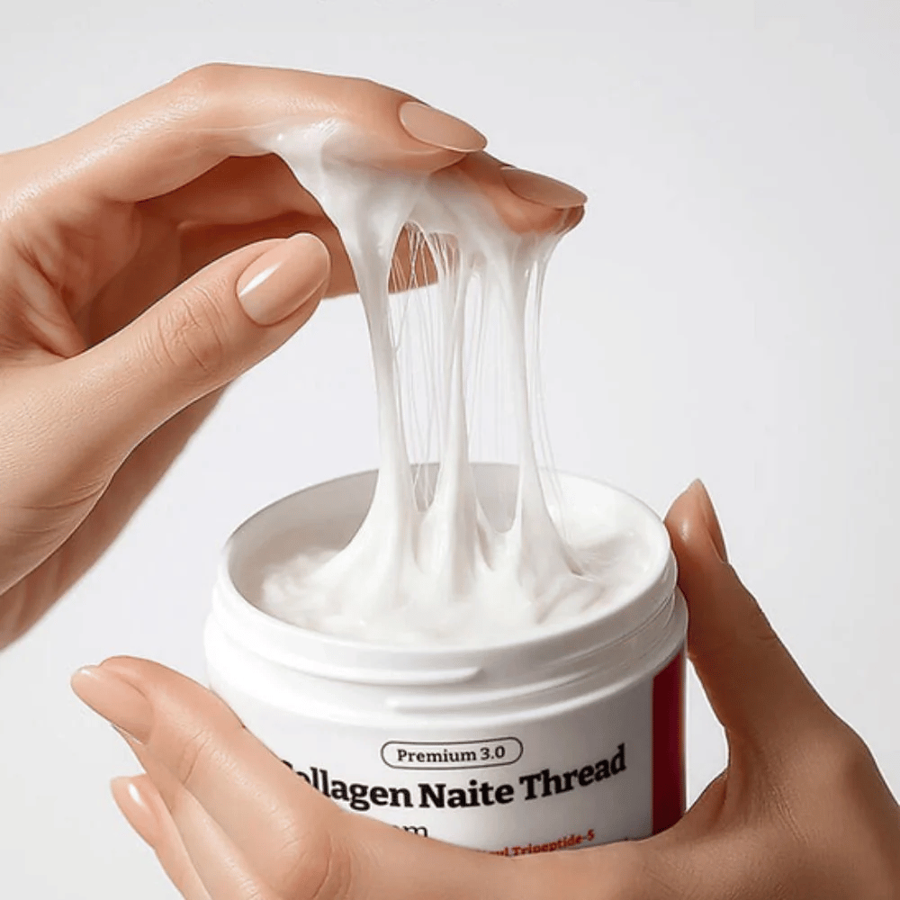 Nahaufnahme von MEDIPEEL Collagen Naite Thread Neck Cream Premium 3.0, die eine fadenförmige, elastische Cremetextur mit Kollagen zeigt, die intensive Feuchtigkeit und straffere Haut am Hals und Kieferlinie bietet.