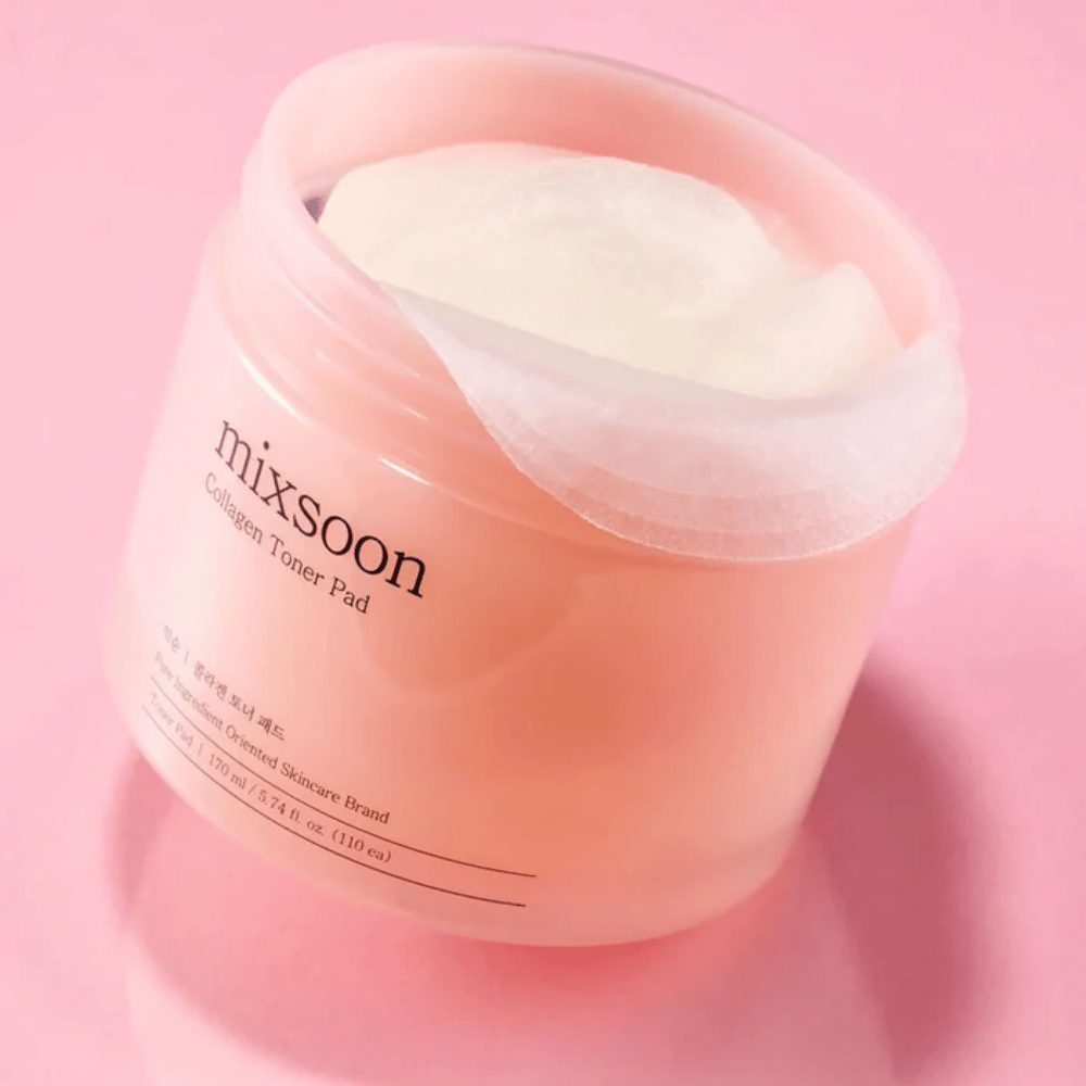 Mixsoon Collagen Toner Pad mit 110 Pads in einem rosa Behälter, fotografiert vor einem rosa Hintergrund.