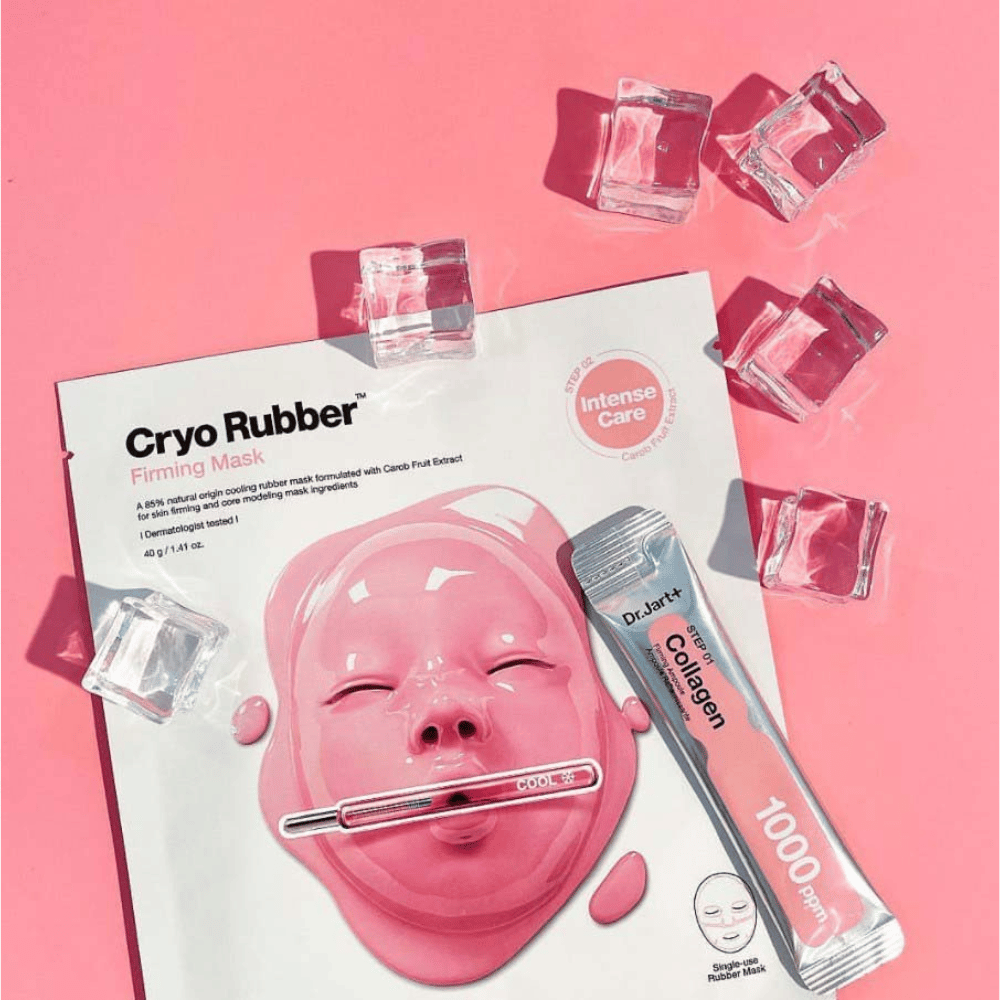 Ein Dr.Jart+ Produktbild von Cryo Rubber™ Firming Mask umgeben von Eiswürfeln auf einem rosa Hintergrund, zusammen mit einer Tube mit der Aufschrift "Collagen 1000 ppm".