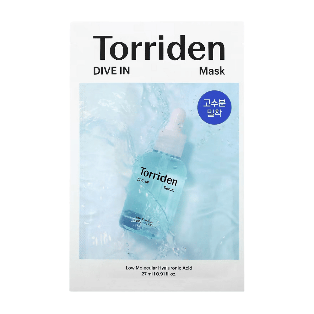 Verpackung der "Torriden Dive In Mask" mit Hyaluronsäure, Wasserhintergrund.