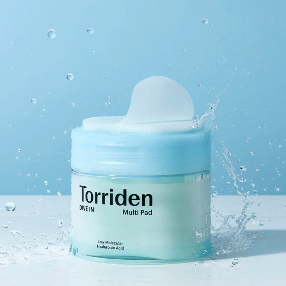 Torriden "DIVE IN Multi Pad" mit Wassertropfen in der Luft vor blauem Hintergrund.