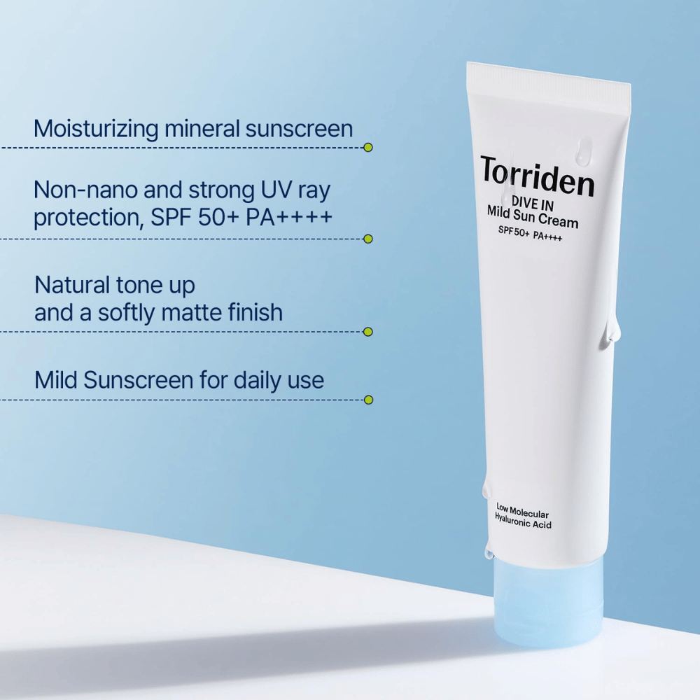 Eine Tube der Sonnencreme steht vor einem hellblauen Hintergrund mit Text, der Eigenschaften wie SPF 50+, Feuchtigkeitspflege und tägliche Anwendung beschreibt.
