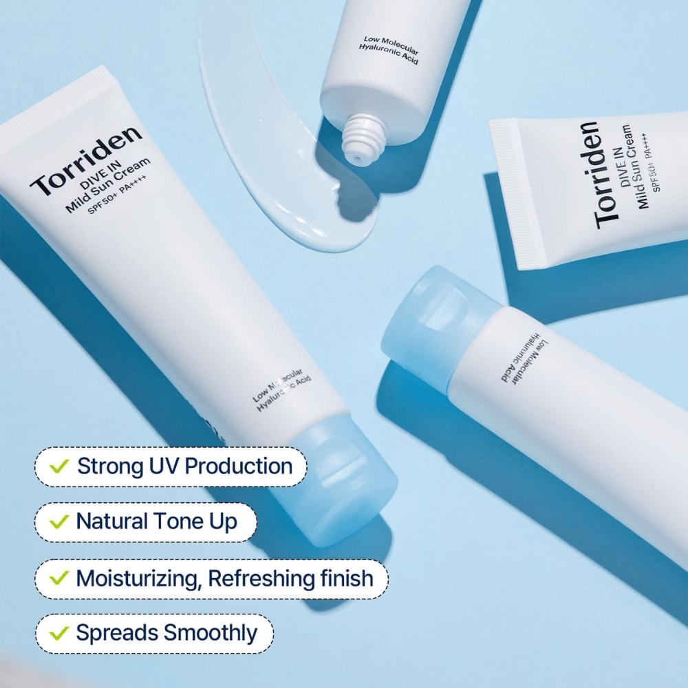 Mehrere Tuben von Torriden DIVE-IN Mild Sun Cream liegen auf einem blauen Hintergrund verteilt, mit etwas verstrichenem Produkt. Der Text hebt Vorteile wie UV-Schutz, Feuchtigkeitspflege und gleichmäßiges Auftragen hervor.