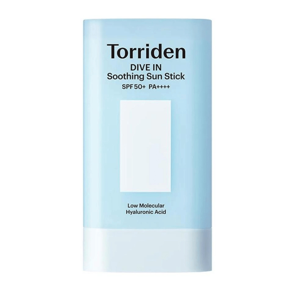 Torriden DIVE IN Soothing Sun Stick SPF50+ PA++++ mit Hyaluronsäure mit niedrigem Molekulargewicht in hellblauer Verpackung vor neutralem Hintergrund.