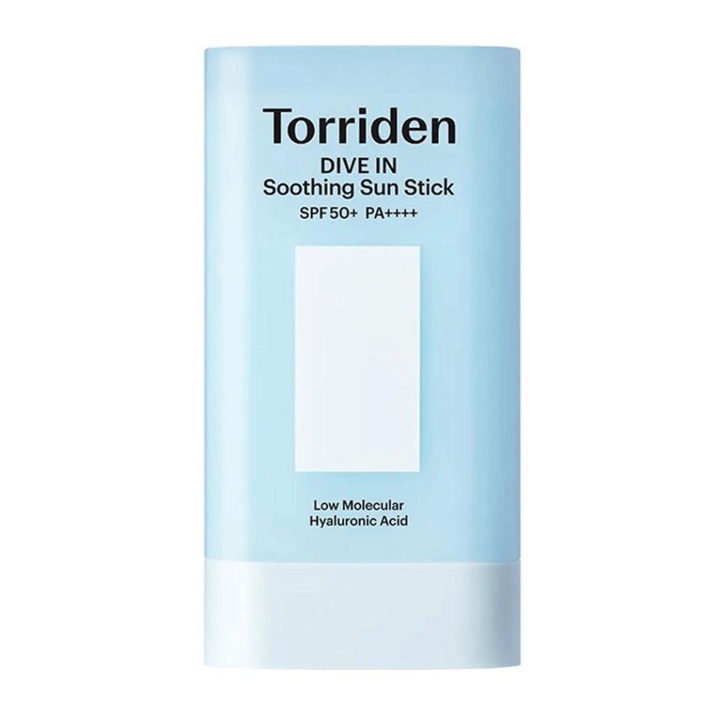 Torriden DIVE IN Soothing Sun Stick SPF50+ PA++++ mit Hyaluronsäure mit niedrigem Molekulargewicht in hellblauer Verpackung vor neutralem Hintergrund.