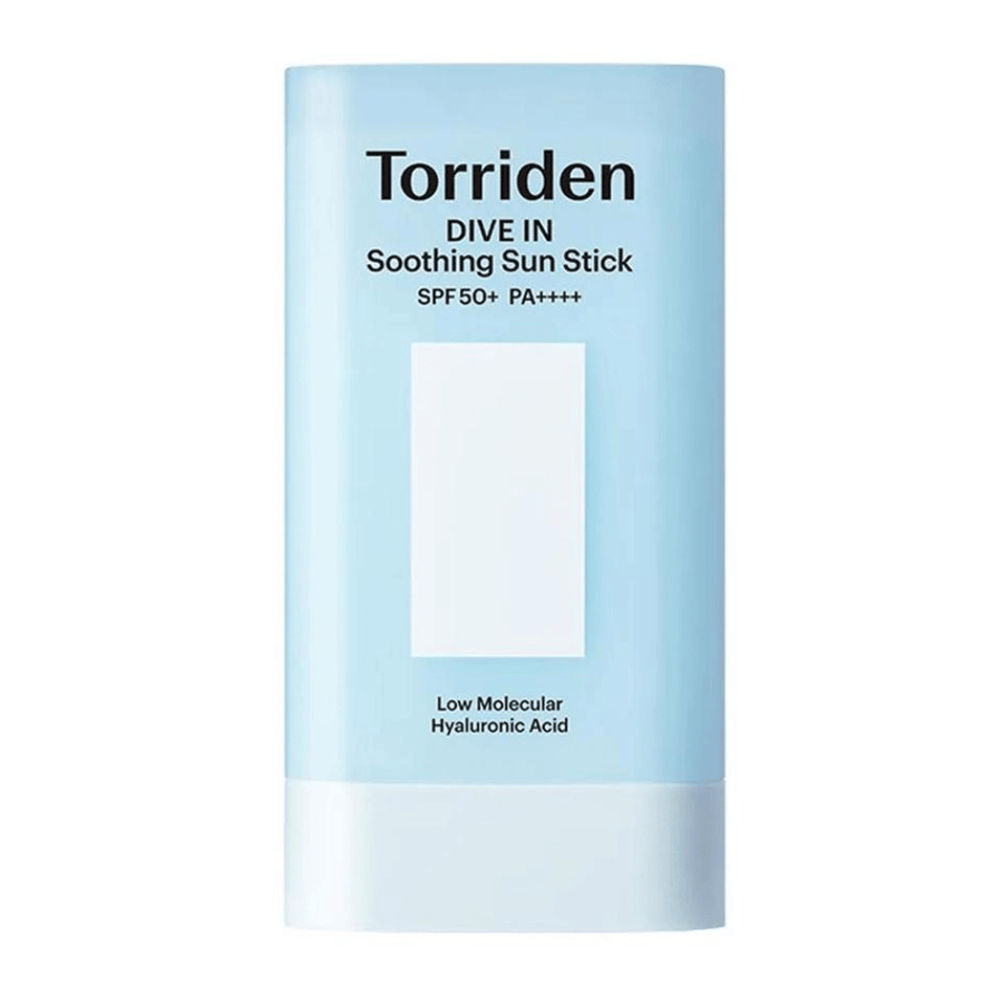 Torriden DIVE IN Soothing Sun Stick SPF50+ PA++++ mit Hyaluronsäure mit niedrigem Molekulargewicht in hellblauer Verpackung vor neutralem Hintergrund.