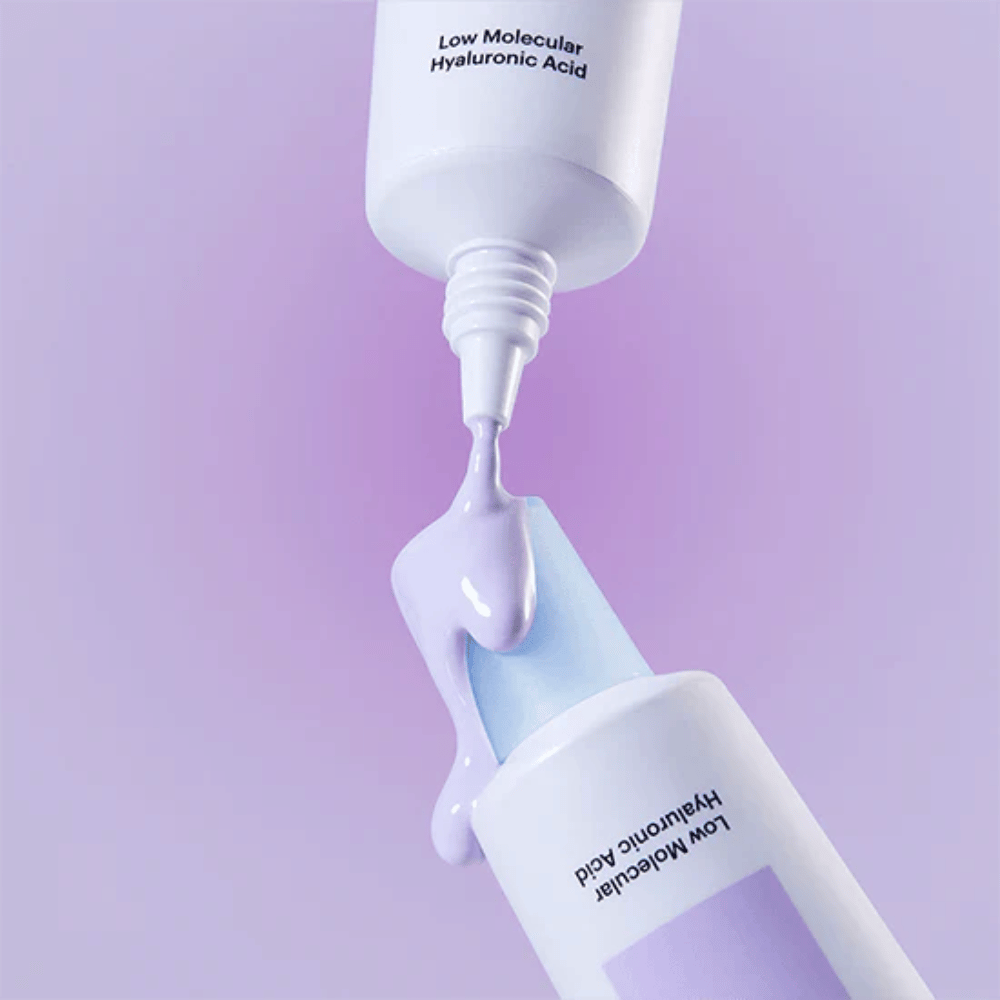 Nahaufnahme von Torriden DIVE IN Tone Up Sun Cream Purple, bei der die lila Creme aus der Tube aufgetragen wird, um die Konsistenz des Produkts zu veranschaulichen.
