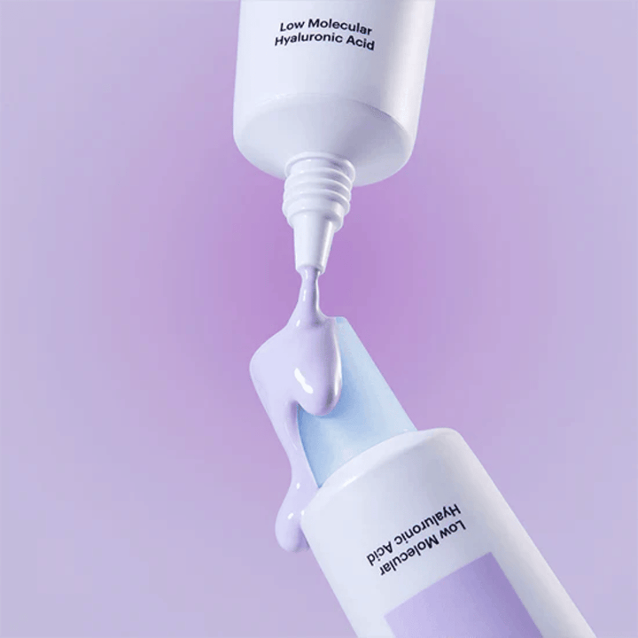 Nahaufnahme von Torriden DIVE IN Tone Up Sun Cream Purple, bei der die lila Creme aus der Tube aufgetragen wird, um die Konsistenz des Produkts zu veranschaulichen.