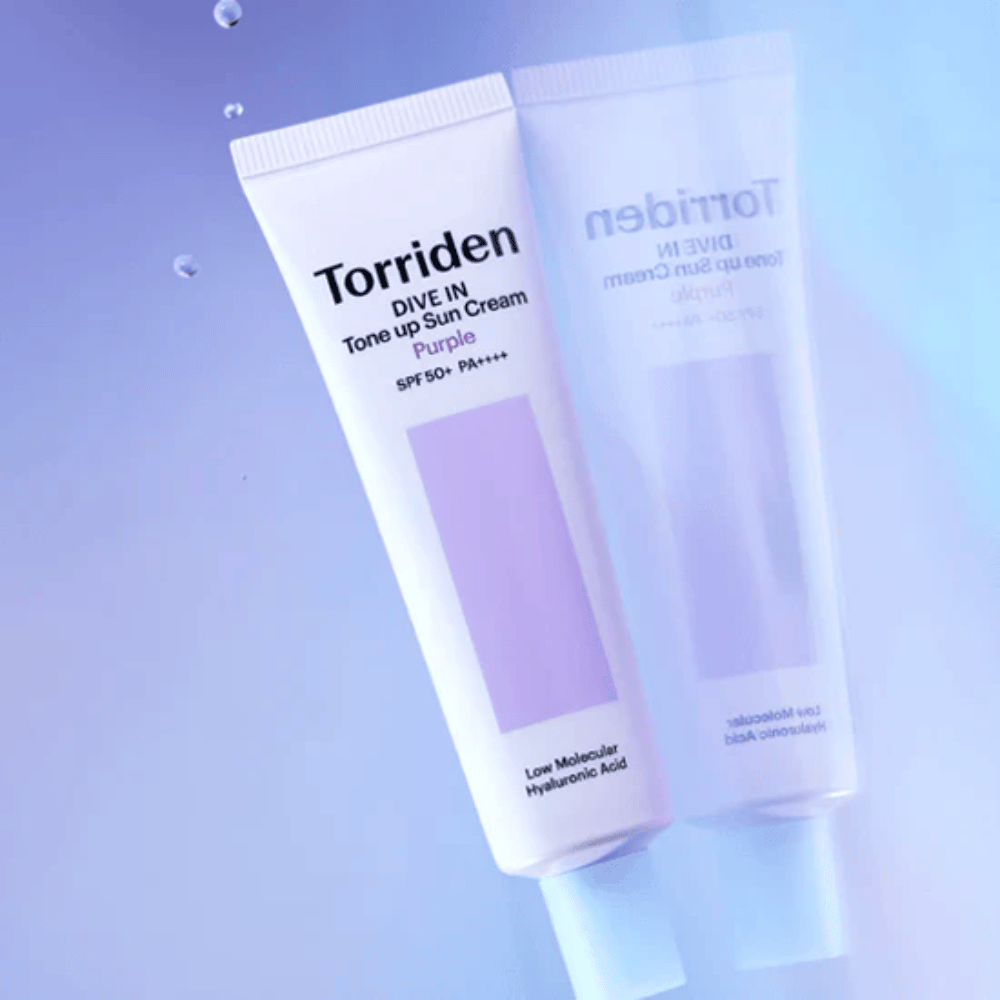 Torriden DIVE IN Tone Up Sun Cream Purple SPF50+ PA++++ vor weichem lila Hintergrund fotografiert, der das lichtreflektierende Design des Produkts hervorhebt.