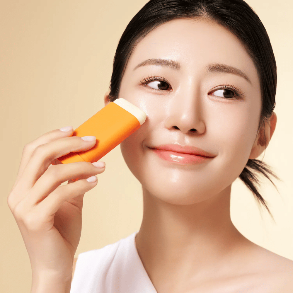 Purito Daily Soft Touch Sunscreen Stick lässt sich einfach direkt auf die Haut auftragen – ohne Klebrigkeit oder weiße Rückstände. Es ist perfekt für empfindliche Haut und bietet einen seidigen Sonnenschutz mit SPF50+ PA++++.