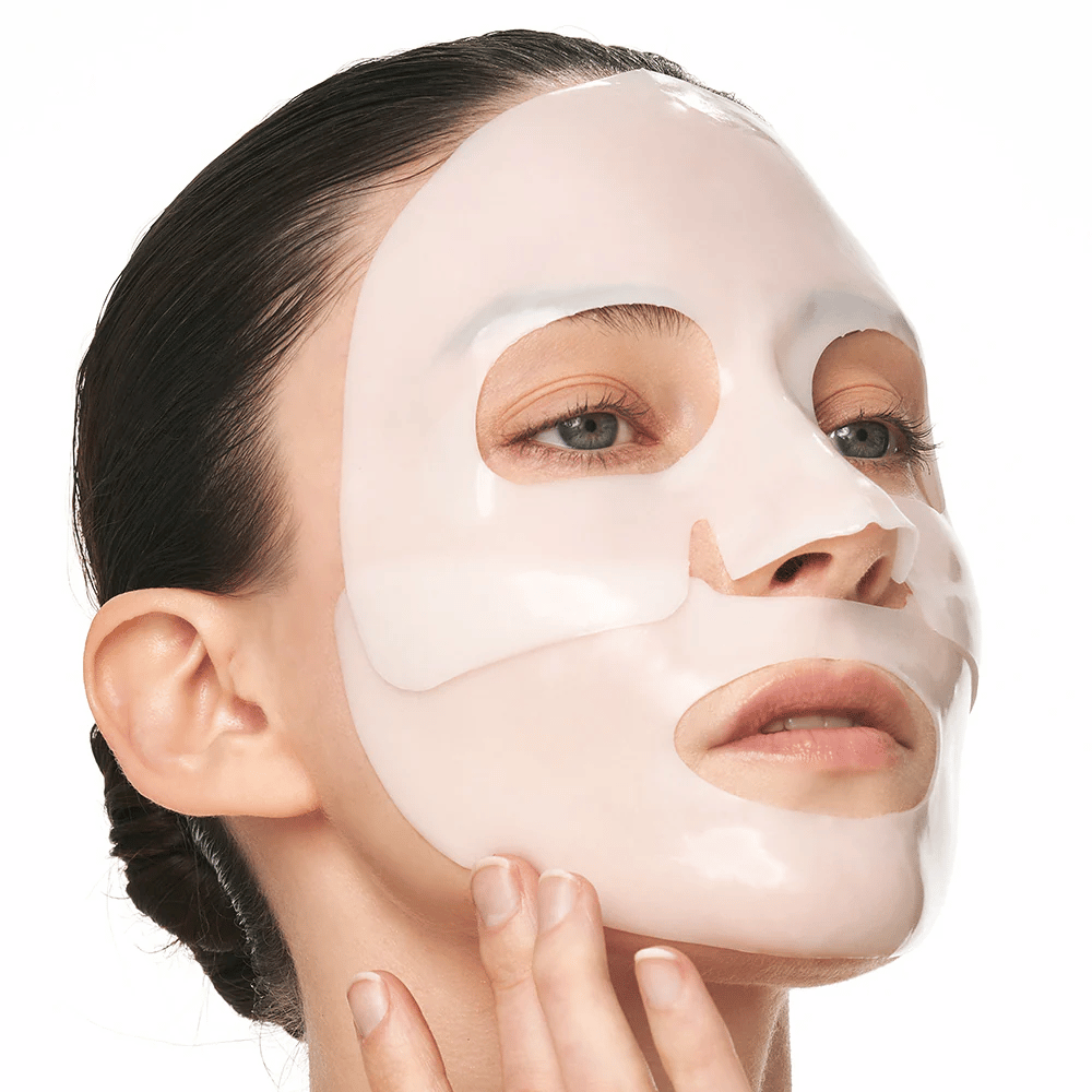 Frau mit Sungboon Editor Deep Collagen Power Boosting Mask in Hydrogel, ein feuchtigkeitsspendendes Sheet mask, das die Elastizität der Haut stärkt.