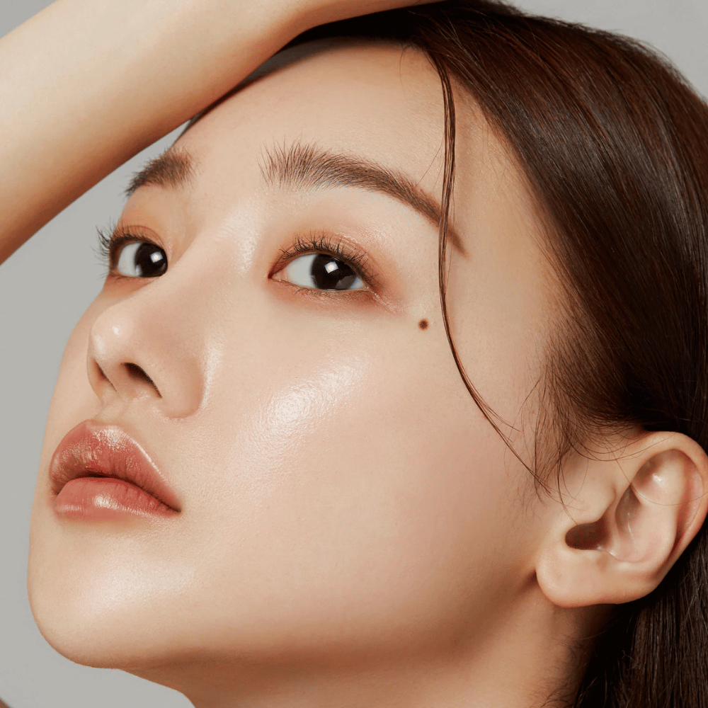 Nahaufnahme von strahlender Haut – das Ergebnis von Medicube Deep Lifting Peptide Eye Cream, das die Elastizität der Haut stärkt und Feuchtigkeit spendet.