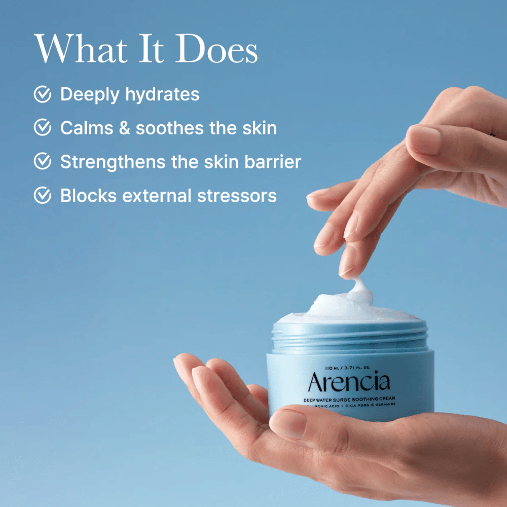 Anwendung von Arencia Deep Water Surge Soothing Cream – leichte Gelcreme mit Hyaluronsäure und Ceramiden, die schnell einzieht, ohne klebrig zu sein.