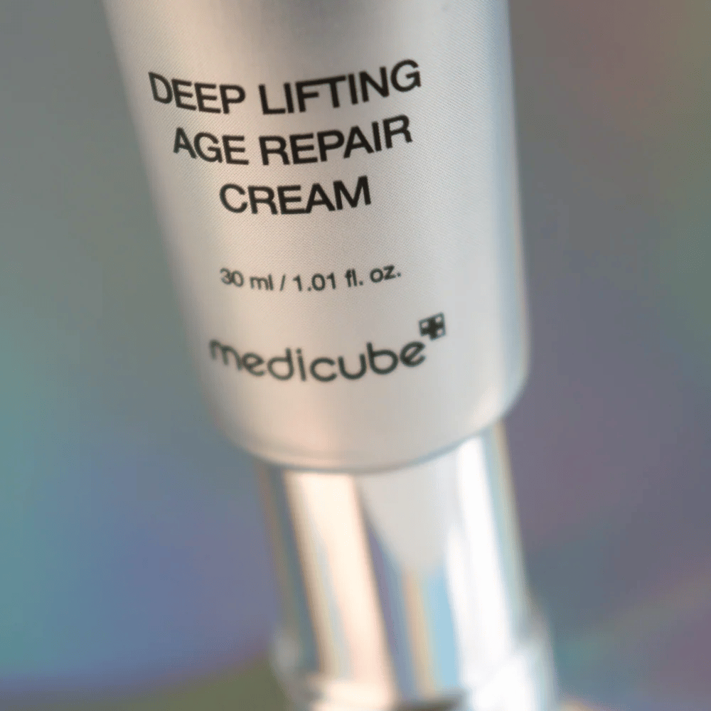 Nahaufnahme von Medicube Deep Lifting Age Repair Cream in silberner Verpackung, 30 ml.
