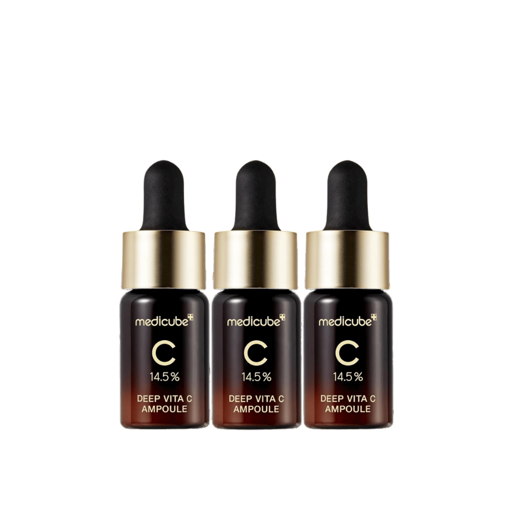 Drei Flaschen von Medicube Deep Vita C Ampoule, mit 14,5 % Vitamin C, in einer Reihe angeordnet. Die Flaschen haben ein elegantes Design mit dunkelbraunem Boden und goldfarbenem Verschluss. Perfekt für einen helleren Hautton und eine gleichmäßigere Hautstruktur.