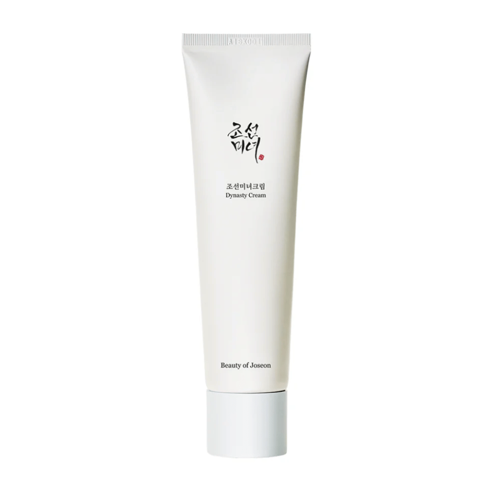 Das Bild zeigt eine Tube von "Beauty of Joseon Dynasty Cream". Die schlanke, weiße Tube hat minimalistische Designelemente, einschließlich eleganter schwarzer und roter Schrift. Dieses Hautpflegeprodukt verspricht, die Haut zu nähren und zu vitalisieren, was die historischen Schönheitsgeheimnisse der Joseon-Dynastie widerspiegelt.