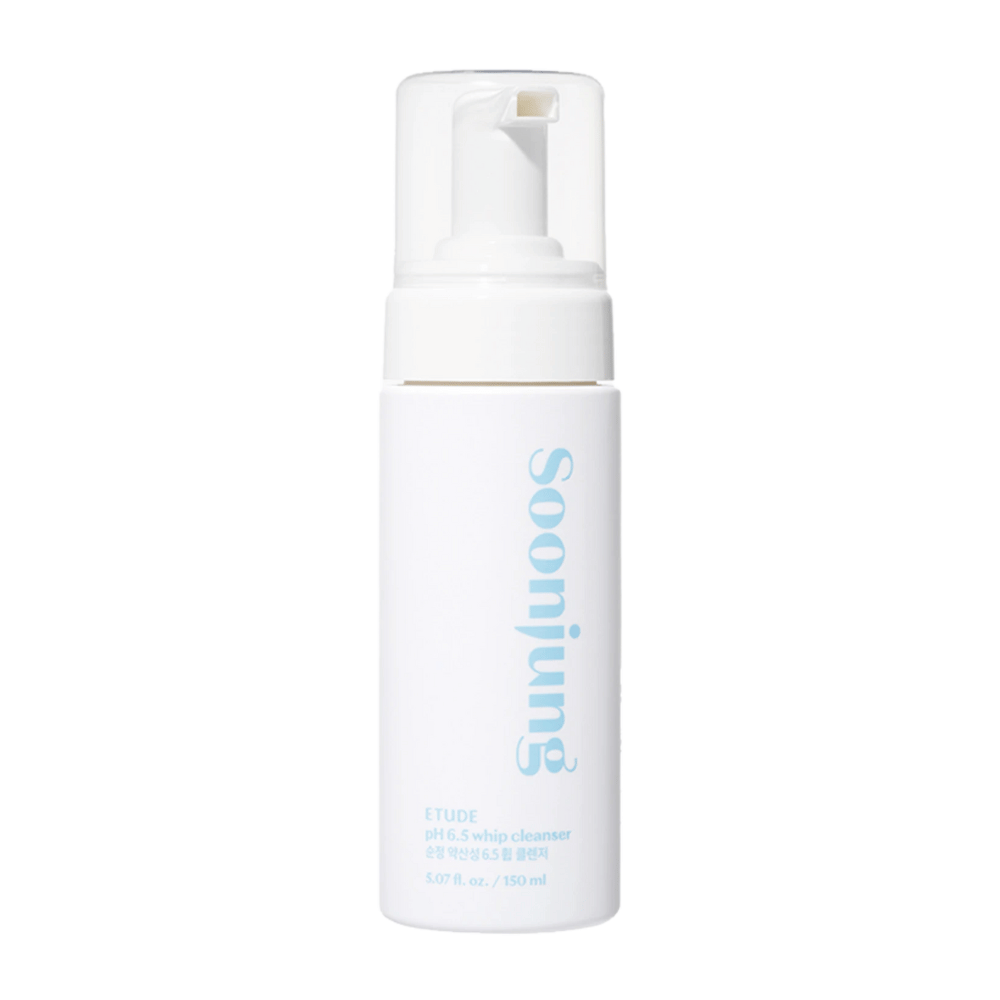 Eine weiße Pumpflasche mit dem Text "Soon Jung pH 6.5 Whip Cleanser" von ETUDE, enthält 5,07 oz. / 150 ml. Das Design ist einfach und modern mit einem sauberen weißen Hintergrund.