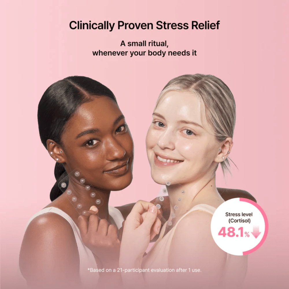 Zwei Modelle zeigen die Anwendung von RETURNITY Ear Therapy Acupressure Patch. Das Bild hebt klinisch bewertete Ergebnisse im Zusammenhang mit Stressreduktion und Wohlbefinden hervor.