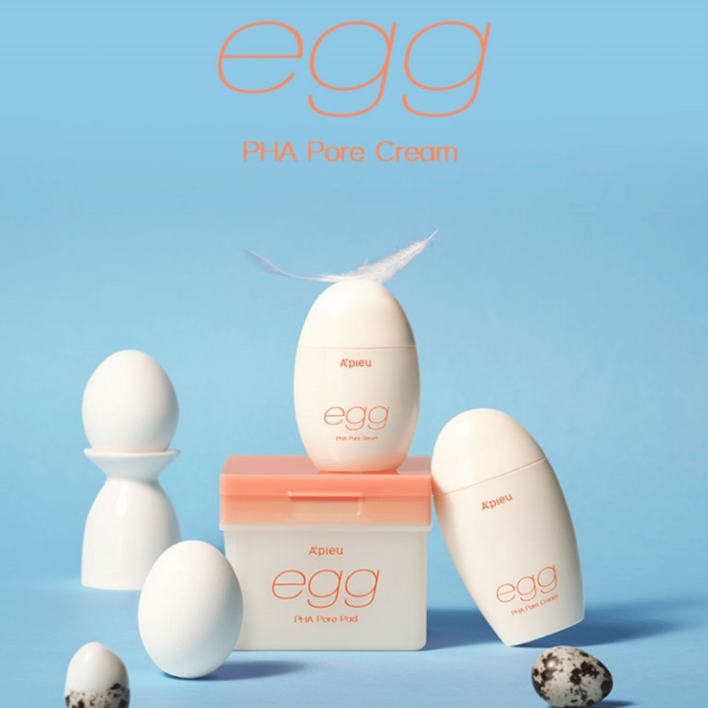 A'pieu Egg PHA Pore-Serie – eiförmige Produkte wie Serum, Creme und Pads, stilvoll arrangiert auf blauem Hintergrund mit Eiern und Federn, die sanfte Hautpflege symbolisieren.