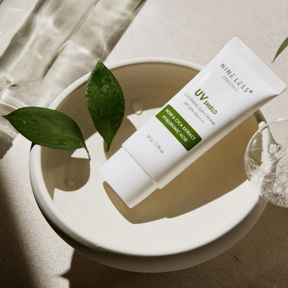 NINE LESS Essentials UV Shield Soothing Sun Cream SPF 50+ PA++++ mit beruhigendem Noni- und Cica-Extrakt sowie Hyaluronsäure für täglichen Sonnenschutz und Feuchtigkeitspflege.