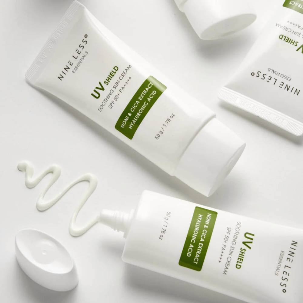 NINE LESS Essentials UV Shield Soothing Sun Cream SPF 50+ PA++++ mit Noni, Cica und Hyaluronsäure, die die Haut mit Feuchtigkeit versorgt und vor UVA- und UVB-Strahlen schützt.