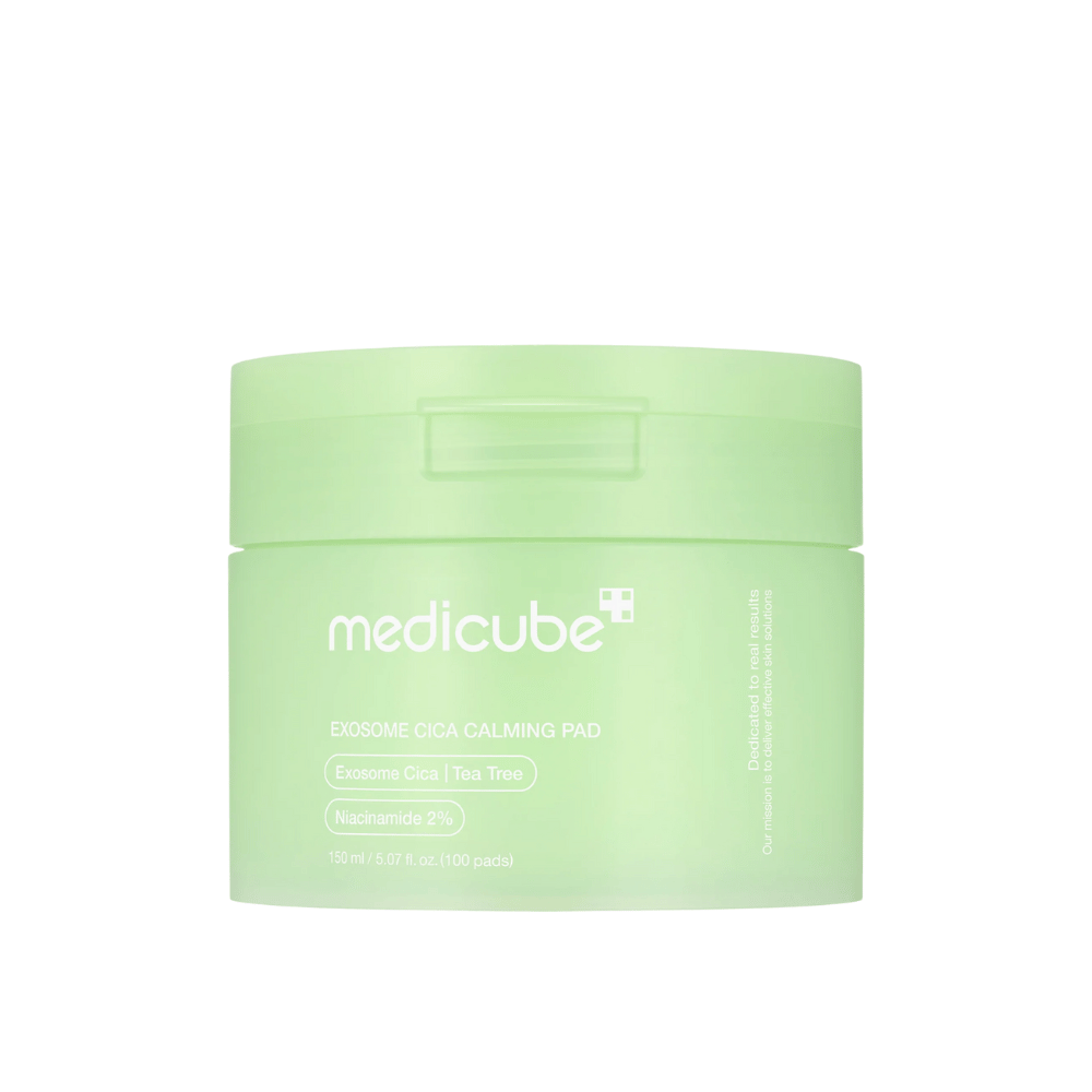 Nahaufnahme von Medicube Exosome Cica Calming Pads in hellgrünem Behälter, 150 ml/100 Pads für beruhigende und feuchtigkeitsspendende Hautpflege.
