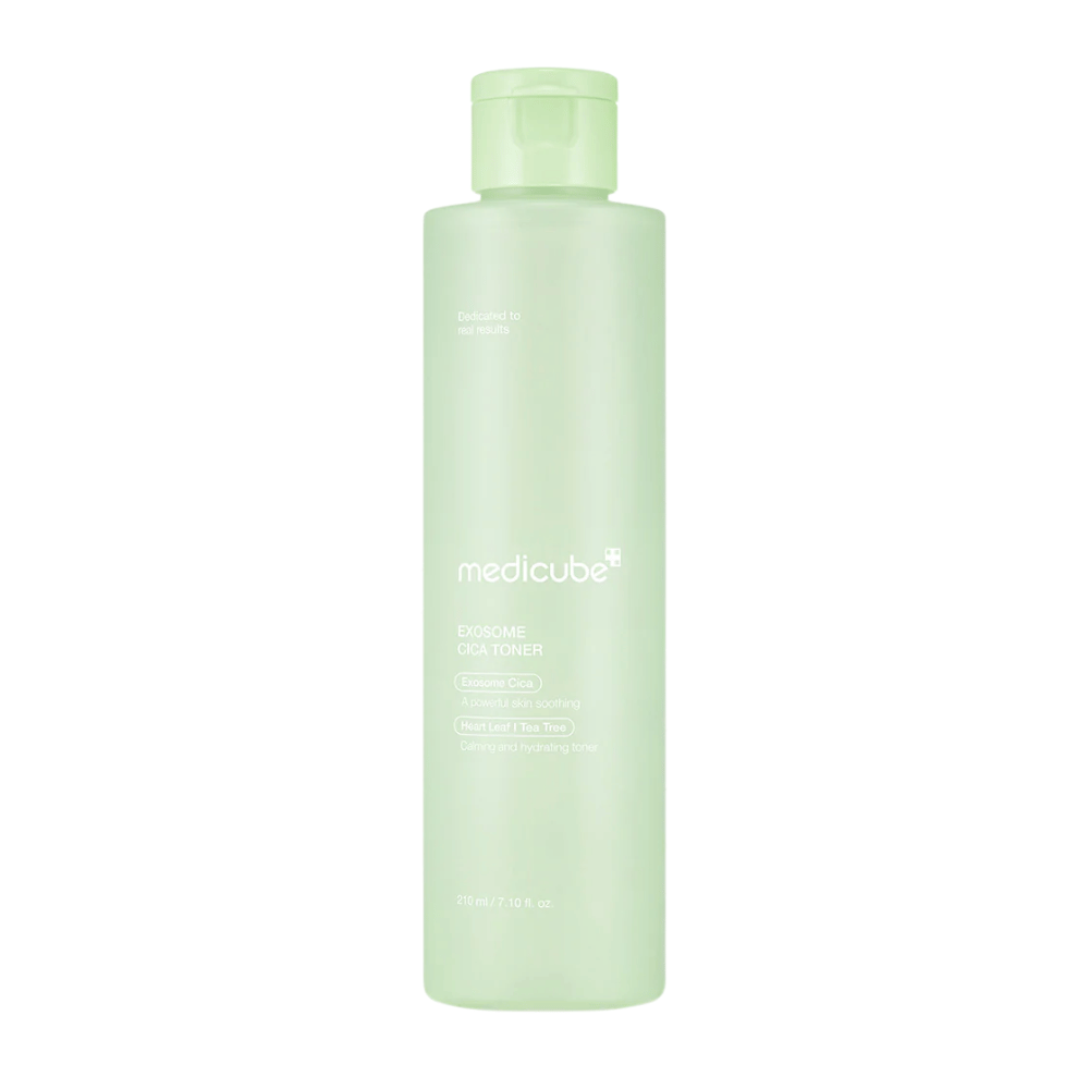 Nahaufnahme von Medicube Exosome Cica Toner in einer hellgrünen Flasche, beruhigender und feuchtigkeitsspendender Toner für empfindliche Haut.