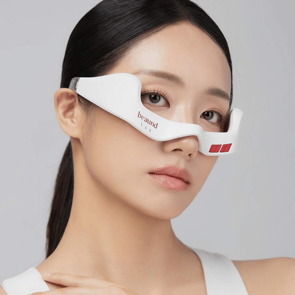 Nahaufnahme eines Modells, das Beaund Eye Rejuv trägt, um die ergonomische Passform und das stilvolle Design rund um die Augenpartie hervorzuheben.