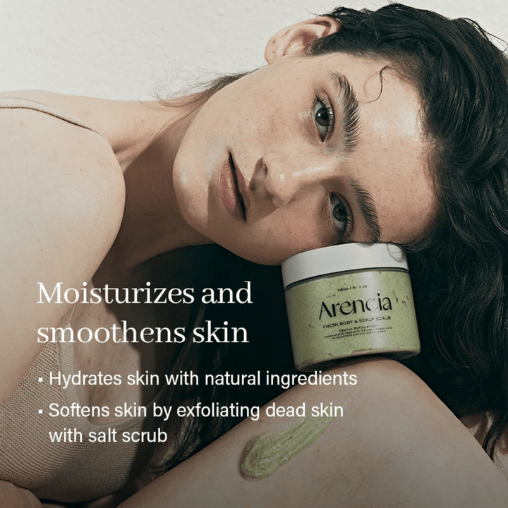 Modell entspannt mit Arencia Fresh Cloud Body & Scalp Scrub. Feuchtigkeitsspendendes Körperpeeling, das die Haut weich macht und sanft exfoliert für ein gleichmäßigeres Ergebnis.