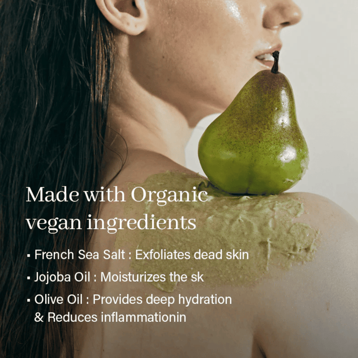 Modell mit auf Schulter und Rücken aufgetragenem Körperscrub, Arencia body scrub mit natürlichen Inhaltsstoffen und Fruchtextrakten.