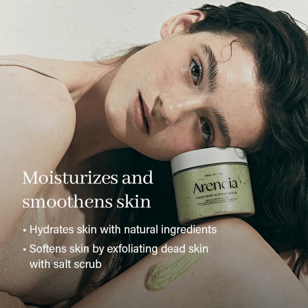 Modell entspannt mit Arencia Fresh Cloud Body & Scalp Scrub. Feuchtigkeitsspendendes Körperpeeling, das die Haut weich macht, sanft exfoliert und das natürliche Gleichgewicht der Haut stärkt.