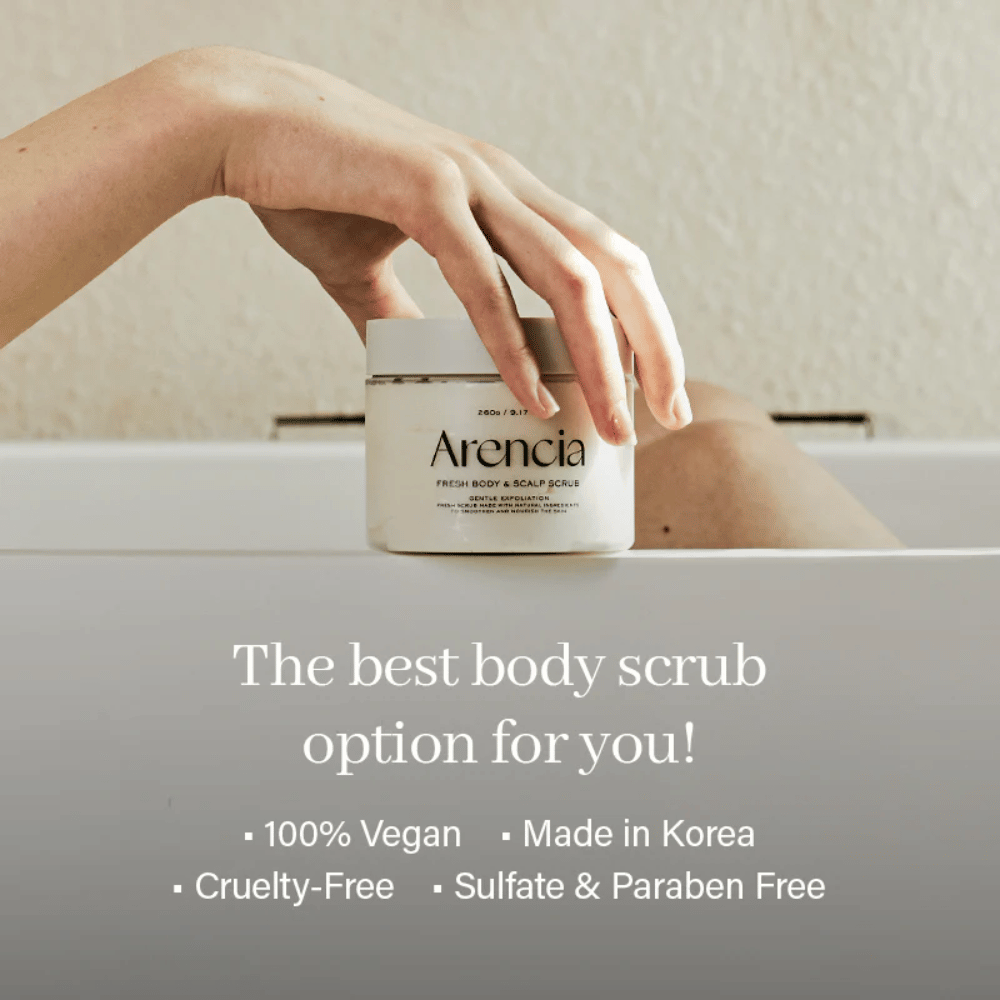 Arencia Fresh Cloud Body & Scalp Scrub neben der Badewanne platziert. Veganes Körperpeeling, das sanft exfoliert, die Haut mit Feuchtigkeit versorgt und ein weiches und frisches Gefühl hinterlässt.
