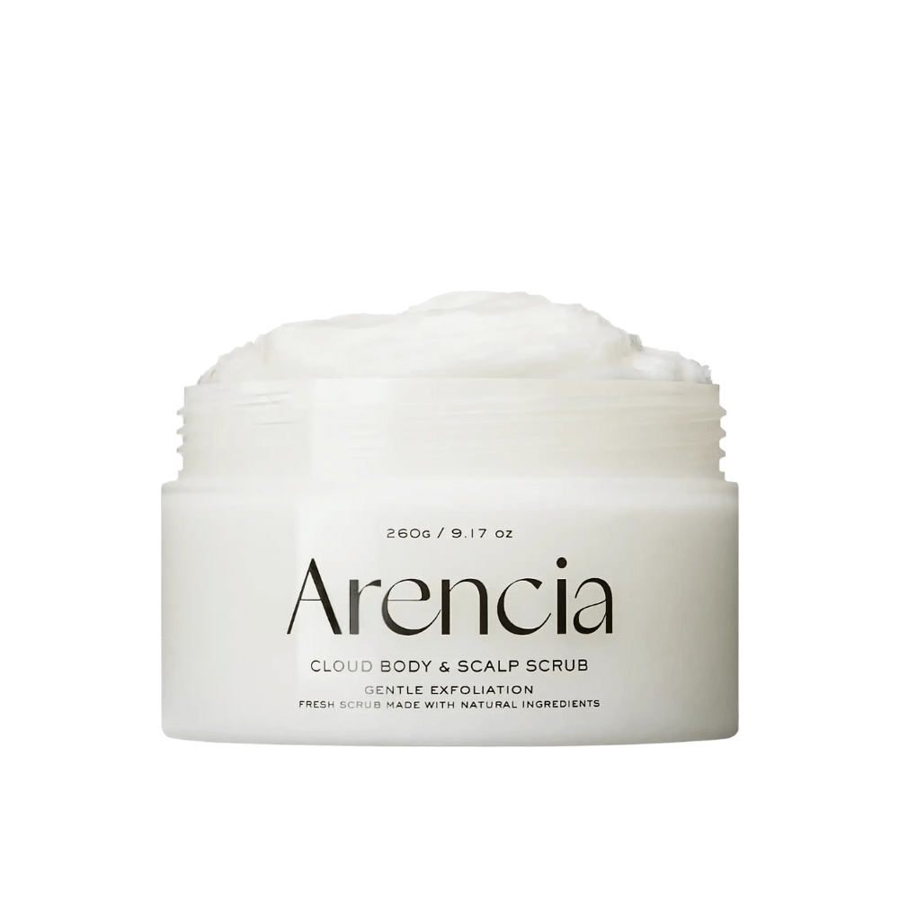 Arencia Fresh Cloud Scrub White Tea & Neroli in offener Dose auf weißem Hintergrund. Cremiges Körper- und Kopfhautpeeling, das sanft exfoliert und weiche, hydratisierte Haut verleiht.