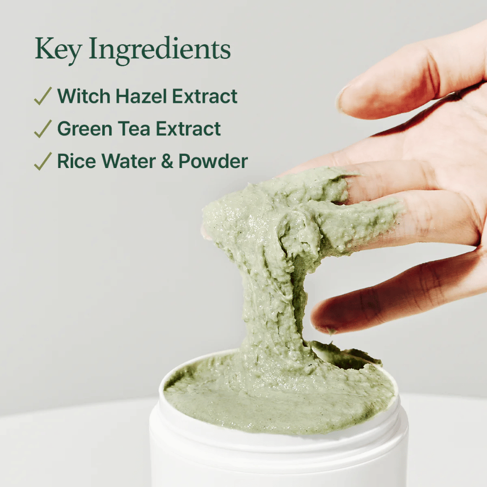 Eine Hand hebt Arencia Fresh Green Rice Mochi Cleanser aus einer Dose. Die grüne, zähflüssige Creme wird zwischen den Fingern gestreckt. Der Text listet Inhaltsstoffe auf: Witch Hazel, Grüner Tee, Reiswasser & Pulver.