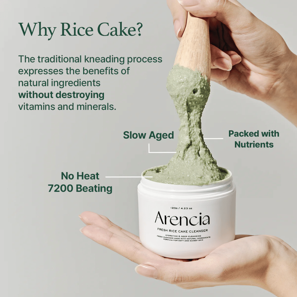 Arencia Fresh Rice Cake Cleanser in der Dose wird mit einem Spatel angehoben, zeigt grüne, zähe Textur. Text im Bild erklärt Vorteile wie "Slow Aged", "Packed with Nutrients" und "No Heat 7200 Beating".