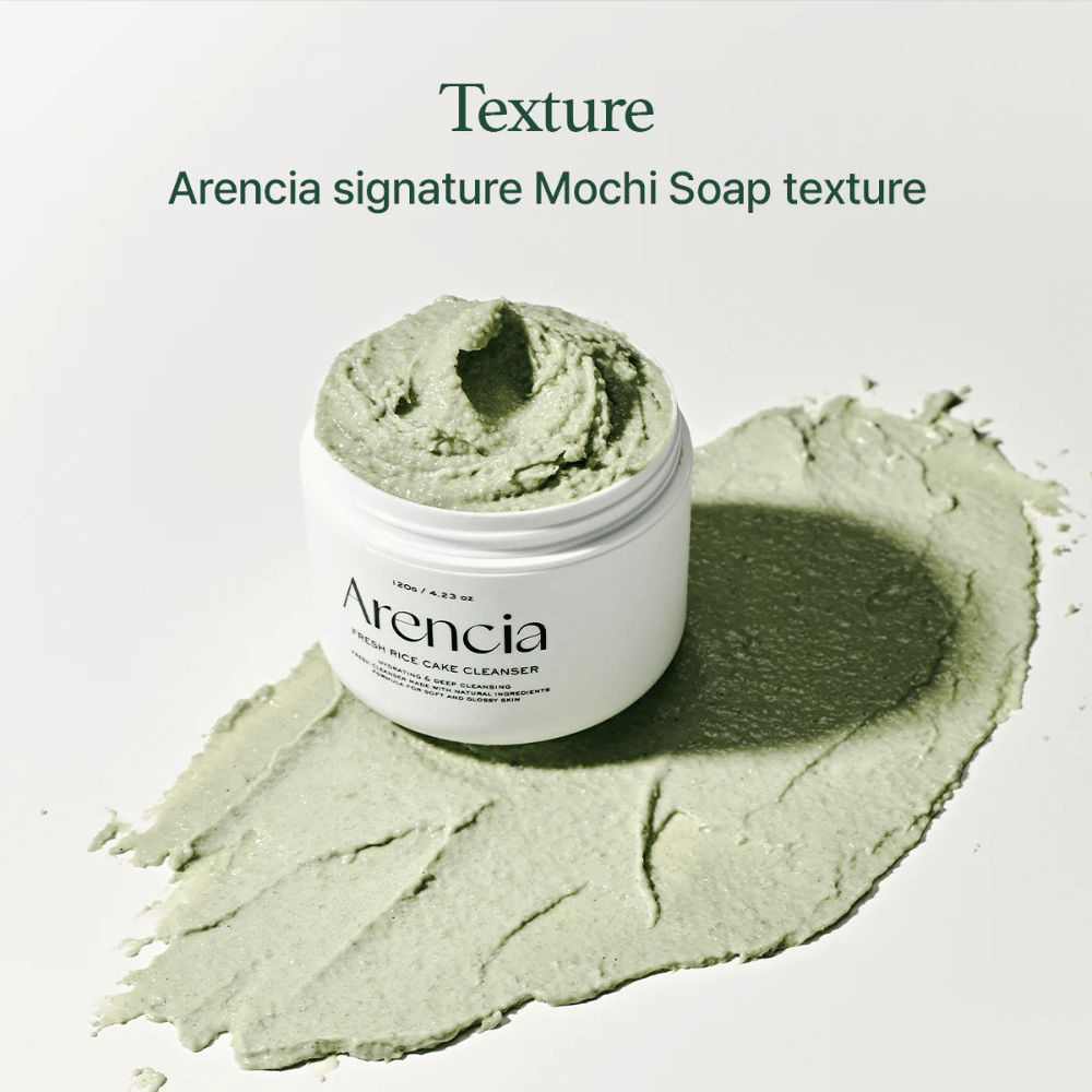 Arencia Fresh Rice Cake Cleanser in offener Dose mit cremig grüner mochi-ähnlicher Textur, die sich um die Dose auf einem weißen Untergrund ausbreitet.