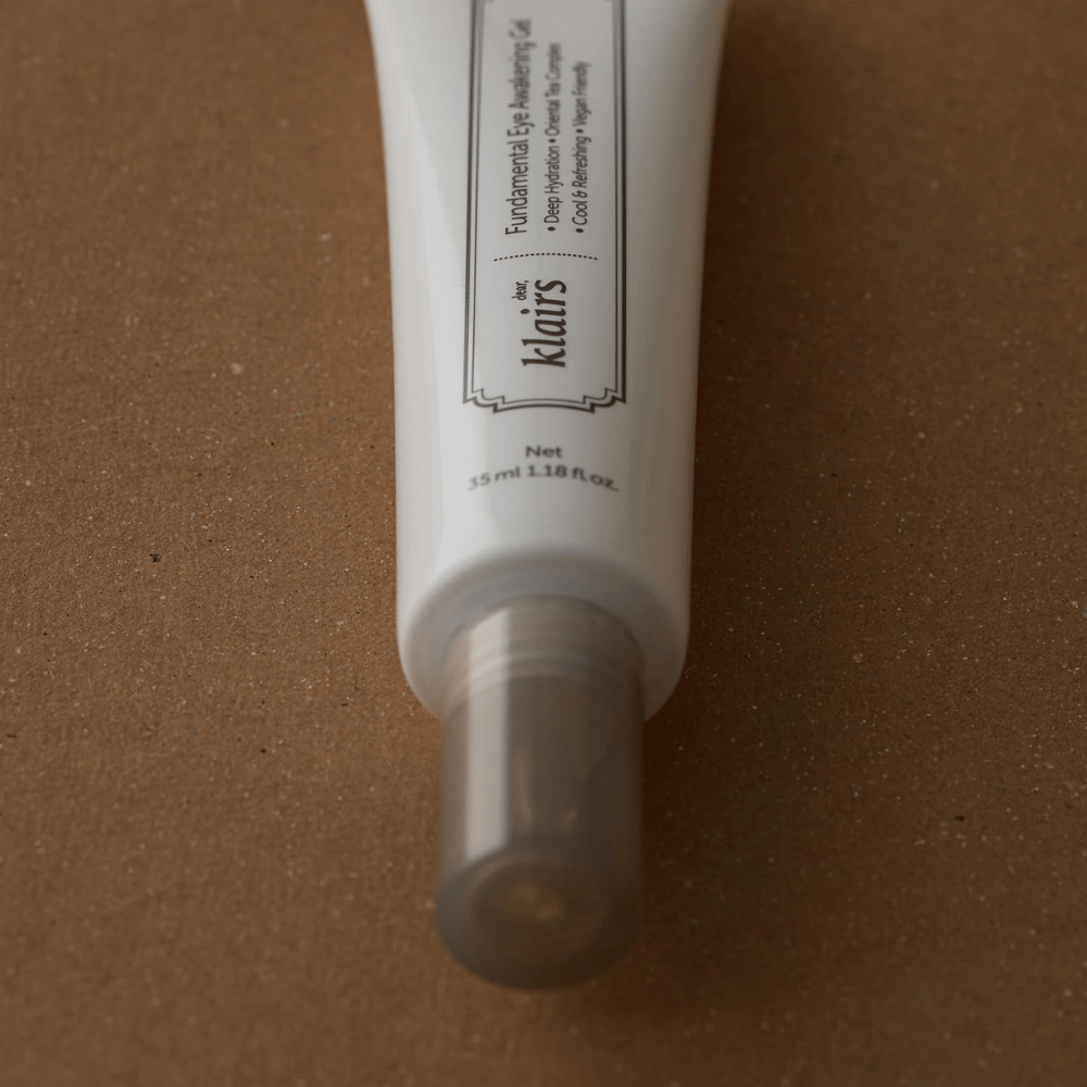 Nahaufnahme des transparenten Deckels und des unteren Teils der Tube. Das Bild hebt das stilvolle Verpackungsdesign und den hygienischen Applikator hervor, der das Produkt zwischen den Anwendungen schützt.