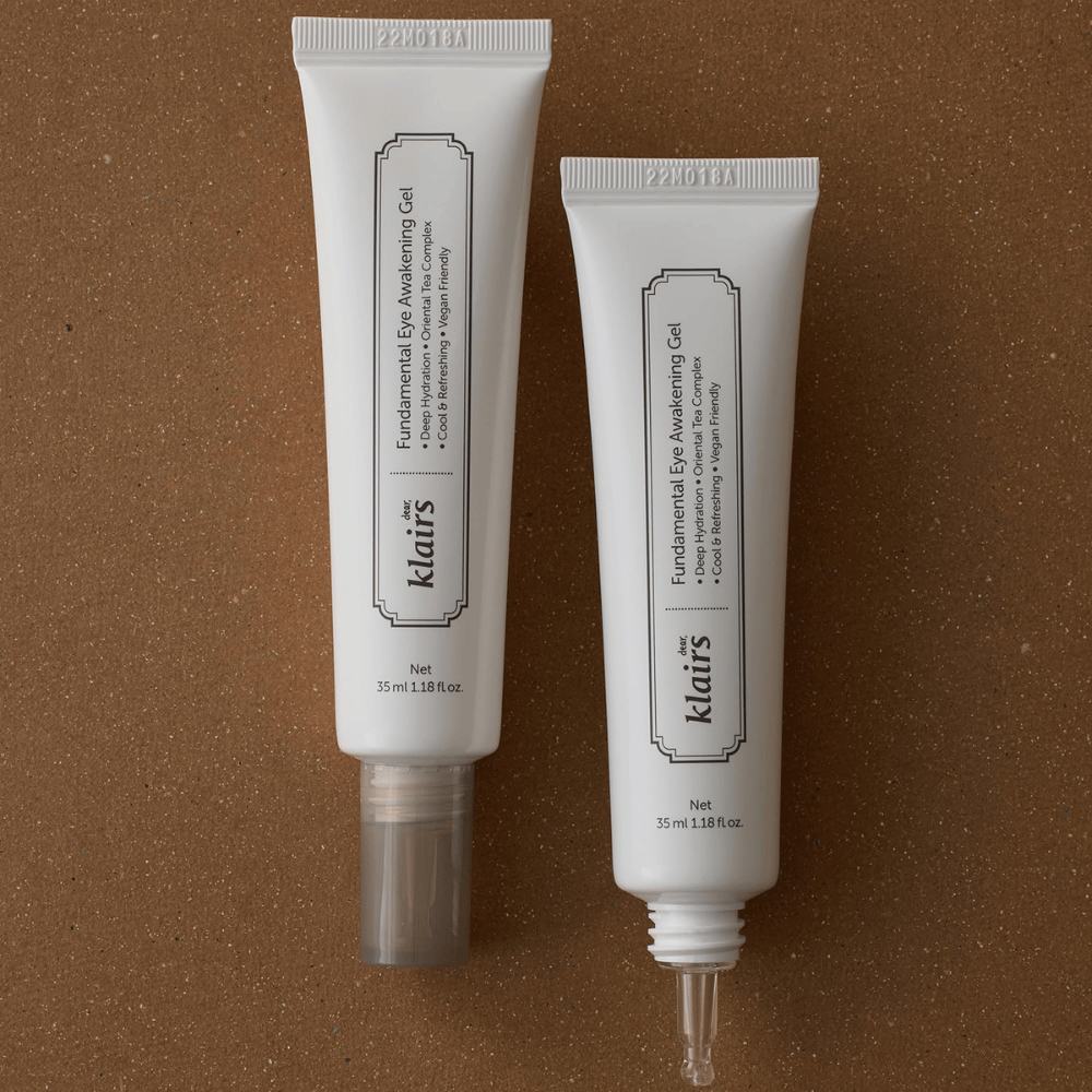 Produktbild, das Klairs Fundamental Eye Awakening Gel in zwei Ausführungen zeigt – eine geschlossene Tube und eine offene Tube, die die schmale Applikatorspitze hervorhebt. Die Verpackung hat ein minimalistisches weißes Design und betont den Fokus des Produkts auf Feuchtigkeit, kühlendes Gefühl und erfrischende Pflege für die Augenpartie.