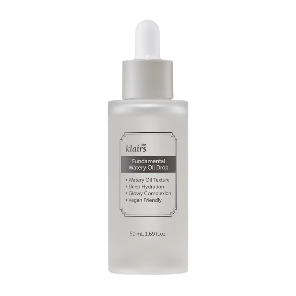 Transparente Flasche mit Pipette, die Klairs Fundamental Watery Oil Drop enthält, 50 ml. Das Etikett beschreibt die Eigenschaften des Produkts wie tiefe Feuchtigkeit, glühender Effekt und vegane Formulierung.
