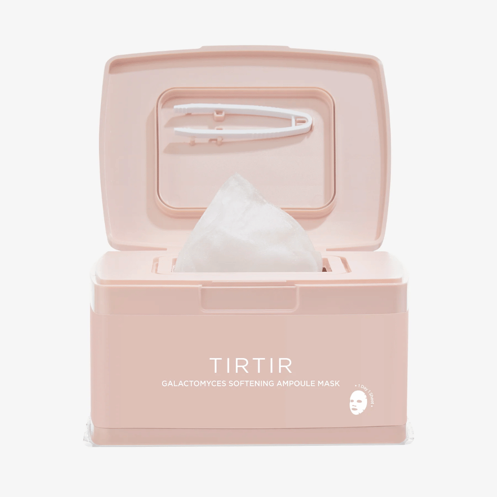 Rosa Verpackung mit offenem Deckel, die einen erhöhten Sheet mask zeigt, und eine beiliegende Pinzette, die an der Innenseite des Deckels befestigt ist, mit der Aufschrift "TIRTIR GALACTOMYCES SOFTENING AMPOULE MASK".