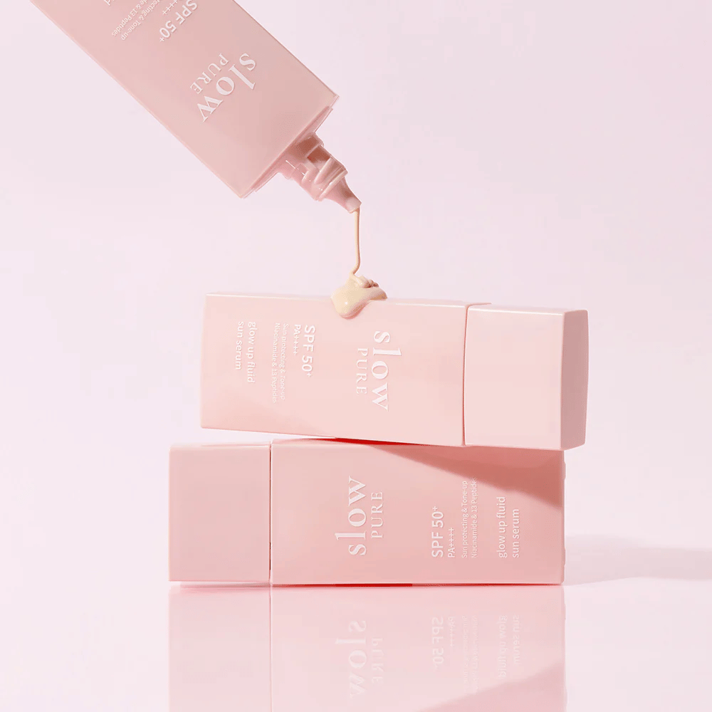 Slow Pure Glow Up Fluid Sun Serum mit Creme, die aus der Flasche gedrückt wird, zeigt leichte und pflegende Konsistenz.
