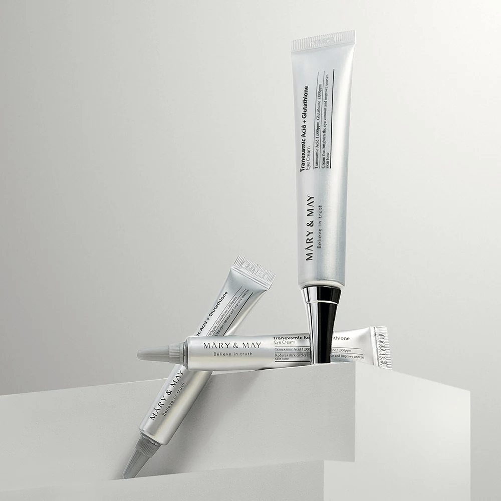 Mary&May Tranexamic Acid + Glutathione Eye Cream im Studio aufgestellt, koreanische Augencreme, die Tranexamsäure und Glutathion kombiniert für einen klareren Blick.