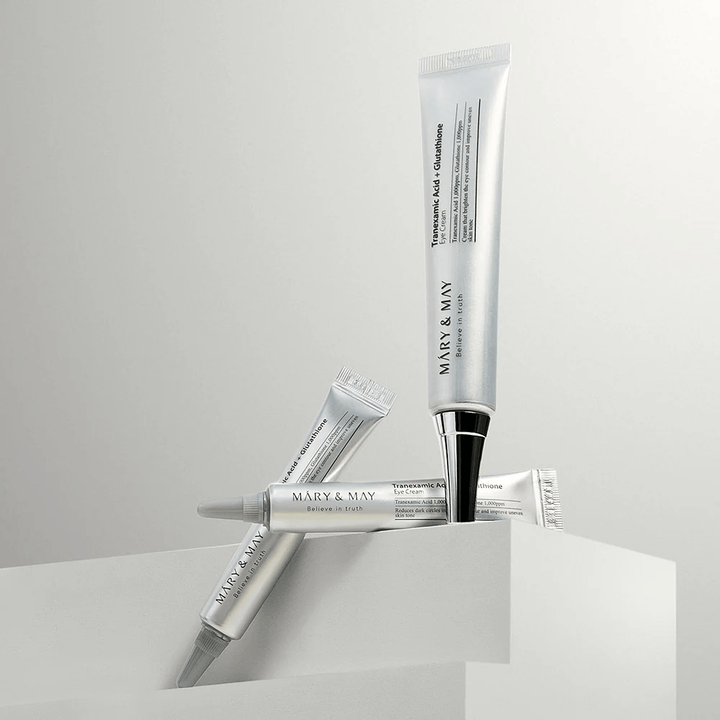 Mary&May Tranexamic Acid + Glutathione Eye Cream im Studio aufgestellt, koreanische Augencreme, die Tranexamsäure und Glutathion kombiniert für einen klareren Blick.