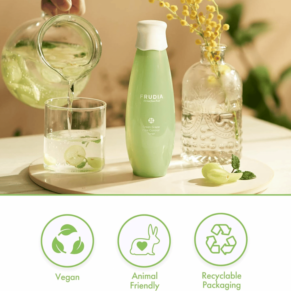 Frudia Green Grape Pore Control Toner in einer natürlichen Umgebung mit grünen Trauben und Wasser, die eine frische Porenpflege, Feuchtigkeit und eine ausgeglichene Haut mit veganer koreanischer Hautpflege symbolisieren.
