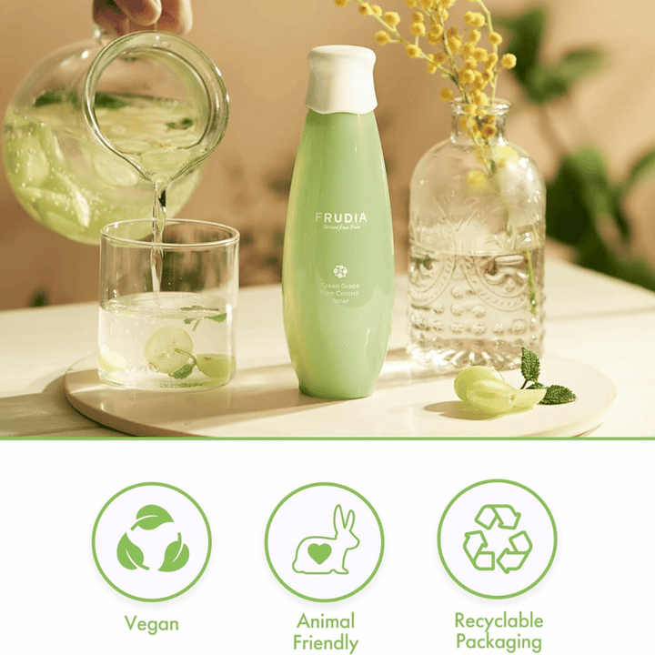 Frudia Green Grape Pore Control Toner in einer natürlichen Umgebung mit grünen Trauben und Wasser, die eine frische Porenpflege, Feuchtigkeit und eine ausgeglichene Haut mit veganer koreanischer Hautpflege symbolisieren.
