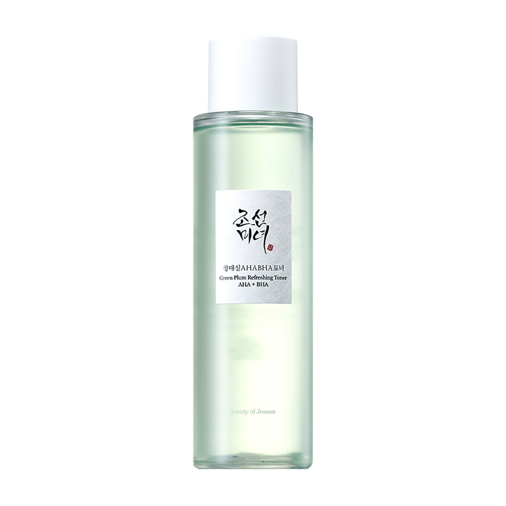 Die Flasche mit "Green Plum Refreshing Toner" AHA + BHA hat ein elegantes Design mit einem weißen Verschluss und einem transparenten Körper, der die grüne Flüssigkeit im Inneren zeigt. Das Etikett hat einen stilvollen schwarzen und roten Text, was ein frisches und modernes Gefühl vermittelt.