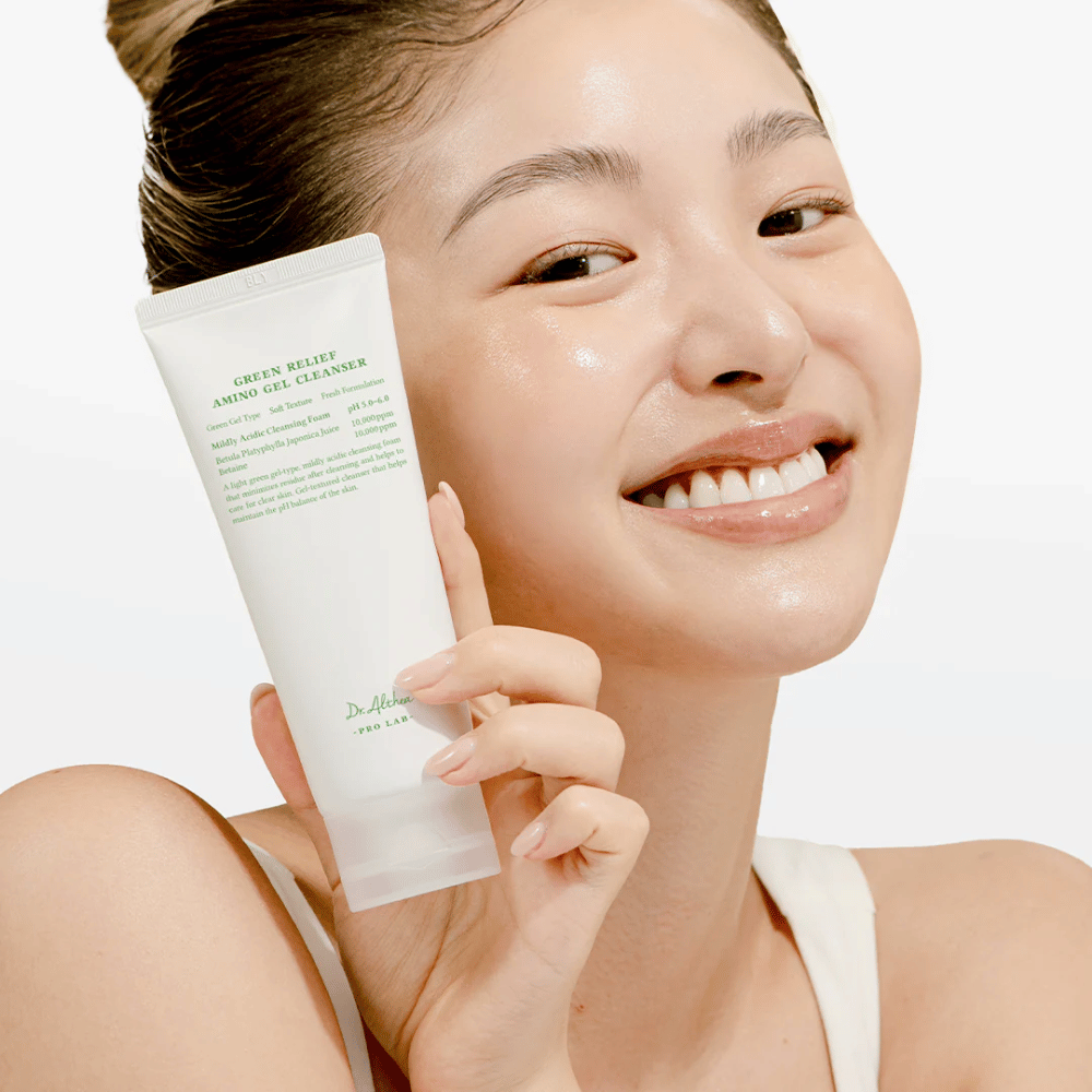Frau mit strahlender Haut hält Dr. Althea Green Relief Amino Gel Cleanser – vegane Reinigung für empfindliche und gereizte Haut.