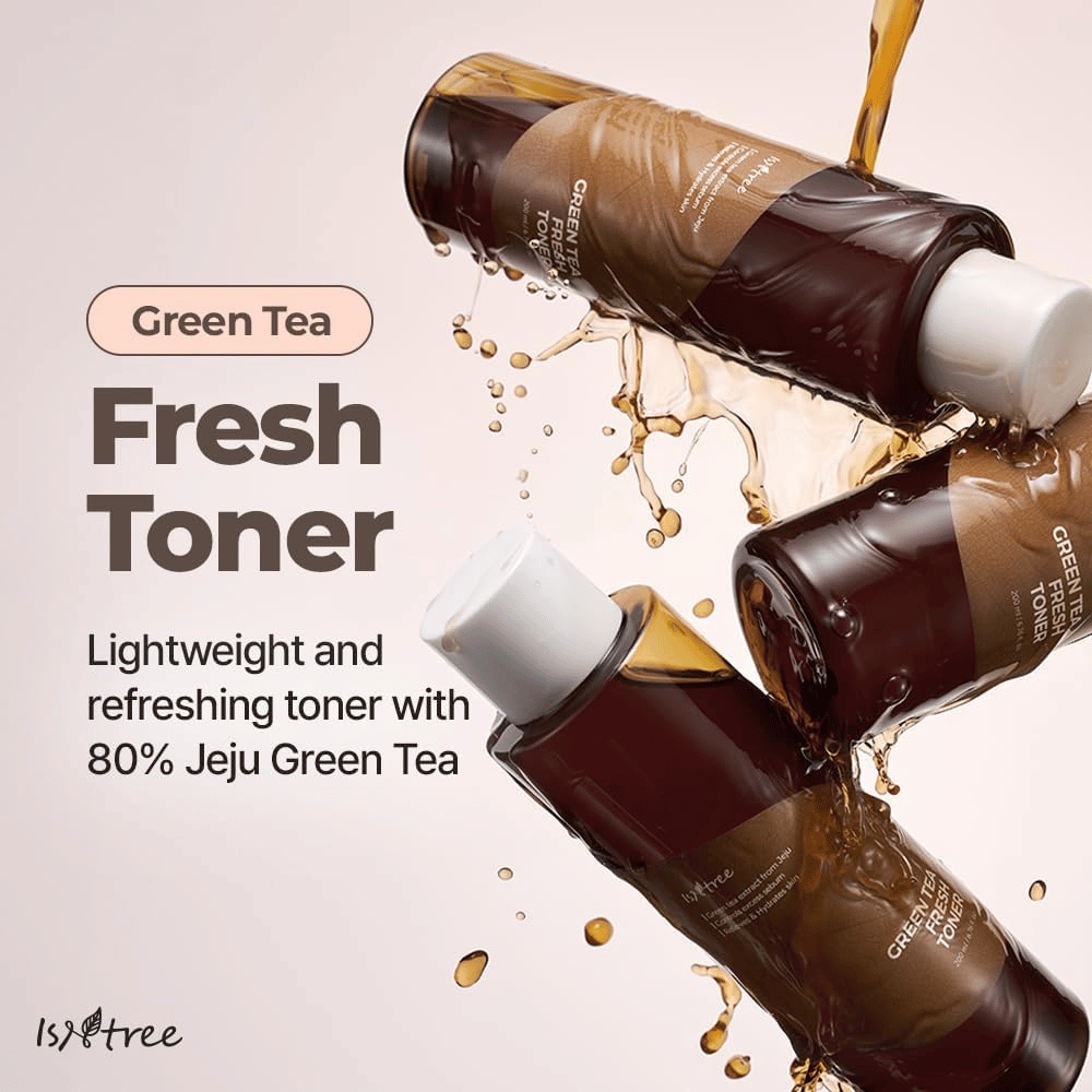 Mehrere Flaschen von Isntree Green Tea Fresh Toner sind von Spritzern aus gesichtswasser umgeben. Das Bild hebt die leichte und erfrischende Formel mit 80 % grünem Tee von Jeju für Feuchtigkeit und eine ausgeglichene Haut hervor.