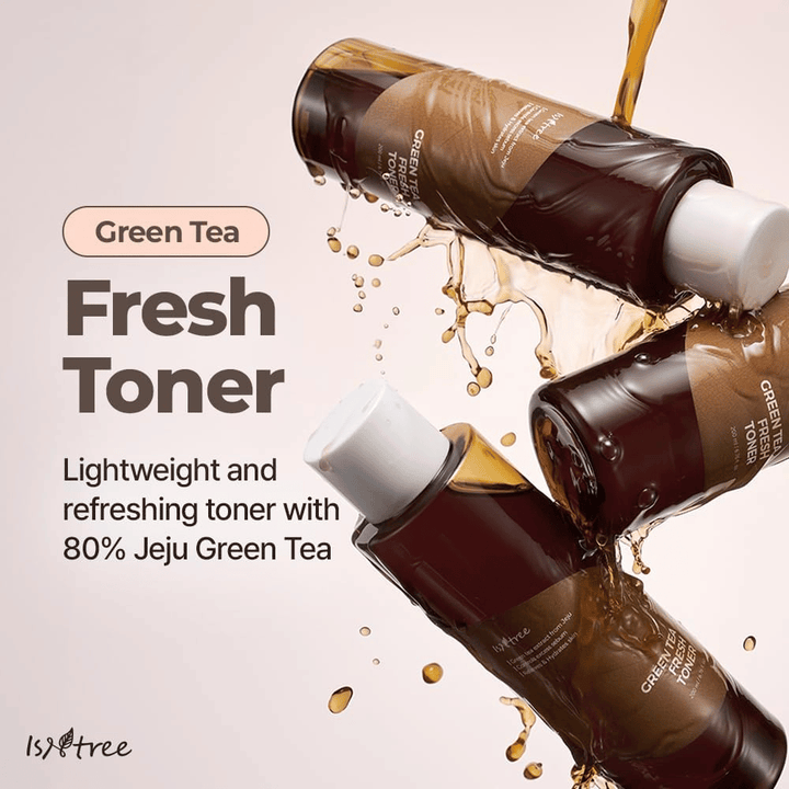 Mehrere Flaschen von Isntree Green Tea Fresh Toner sind von Spritzern aus gesichtswasser umgeben. Das Bild hebt die leichte und erfrischende Formel mit 80 % grünem Tee von Jeju für Feuchtigkeit und eine ausgeglichene Haut hervor.