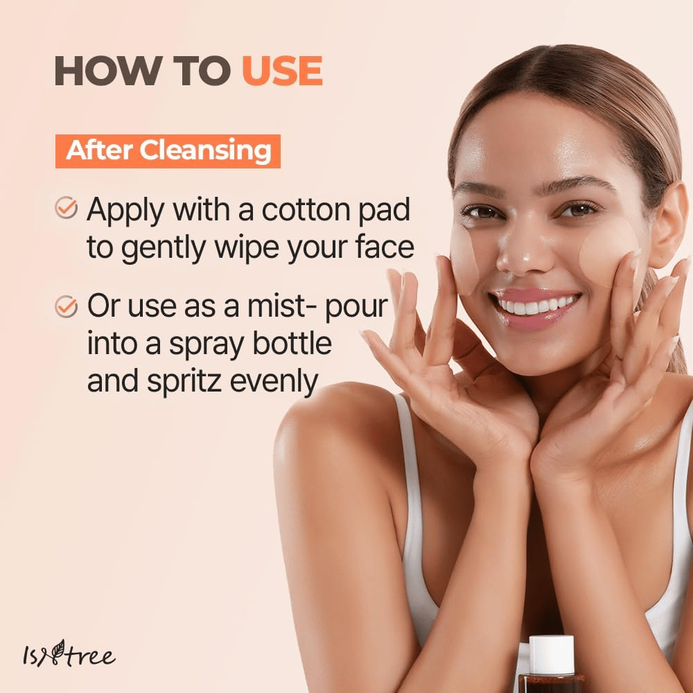 Ein Model zeigt, wie Isntree Green Tea Fresh Toner nach der Reinigung verwendet wird. Der Toner wird mit einem Wattepad aufgetragen oder kann in eine Sprühflasche gefüllt werden, um als erfrischender Gesichtsspray verwendet zu werden.